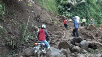 Longsor akibat tingginya curah hujan itu, terjadi di Desa Polewani, Kecamatan Tutar, Senin malam (18/10), sekira pukul 23:00 wita. Diketahui, longsor susulan kembali terjadi pada Selasa dini hari (19/10).