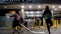 Massa menjarah pertokoan saat terjadi demonstrasi anti pemerintah.