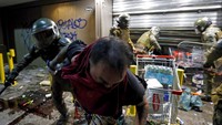 Polisi mengamankan lokasi penjarahan dan menangkap tersangka.