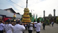 Tradisi Ampyang Maulid merupakan peringatan hari kelahiran Nabi Muhammad SAW setiap tanggal 12 Rabiul Awal dengan mengarak gunungan berisi nasi, lauk serta buah-buahan menuju masjid untuk didoakan dan dimakan bersama-sama. ANTARA FOTO/Yusuf Nugroho