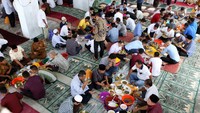 Sementara itu, warga juga menikmati makanan yang disajikan pada peringatan Maulid Nabi Muhammad SAW di Masjid Jamik Lueng Bata, Banda Aceh, Aceh, Selasa (19/10/2021). ANTARA FOTO/Irwansyah Putra