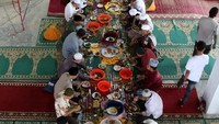 Warga menikmati makanan yang disajikan pada peringatan Maulid Nabi Muhammad SAW di Masjid Jamik Lueng Bata, Banda Aceh, Aceh, Selasa (19/10/2021). ANTARA FOTO/Irwansyah Putra