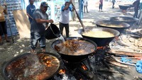 Warga memasak menu tradisional khas Aceh Kuah Beulangong pada peringatan Maulid Nabi Muhammad SAW, di Desa Lambhuk, Banda Aceh, Aceh, Selasa (19/10/2021). Memasak kuah Beulangong (kari daging sapi atau kambing) pada perayaan hari kelahiran Nabi Muhammad SAW telah menjadi tradisi yang dilaksanakan secara gotong royong dan dibagikan kepada seluruh warga, fakir miskin dan anak yatim. ANTARA FOTO/Irwansyah Putra