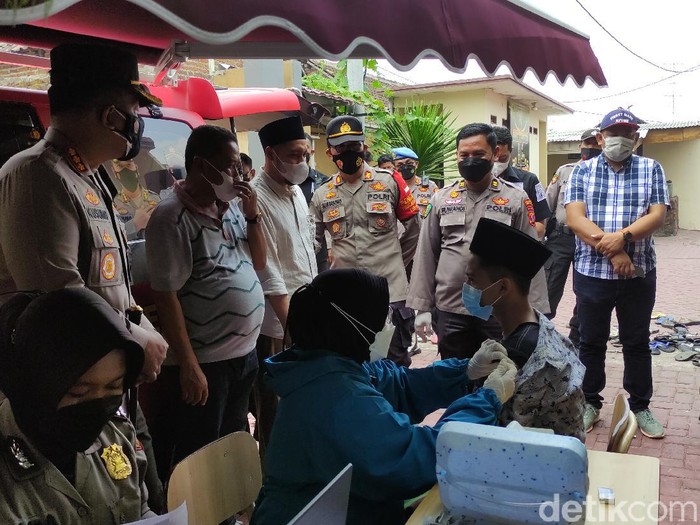 Vaksinasi keliling pedesaan terus digalakkan oleh Polresta Sidoarjo. Setiap hari, ada enam desa yang dituju sebagai upaya percepatan vaksinasi.
