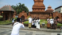 Peziarah yang masuk diwajibkan mengenakan masker dan menerapkan protokol kesehatan secara ketat. (Dian Utoro Aji/detikcom)