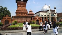 Di setiap kompleks ada petugas yang berjaga. Petugas itu mengawasi peziarah supaya tidak terjadi kerumunan.  (Dian Utoro Aji/detikcom)