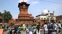 Peziarah memadati kompleks Menara, Makam, dan Masjid Sunan Kudus. (Dian Utoro Aji/detikcom)