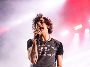 Vokalis The 1975 Kira Bakal Dipenjara Usai Kritik Aturan LGBT di Malaysia