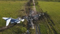 Dua orang di antaranya dilaporkan mengalami luka ringan. Salah satunya mengalami rasa sakit pada punggung, sedangkan yang lain mengalami gangguan pernapasan. Keduanya dilarikan ke rumah sakit setempat namun telah kembali bandara.