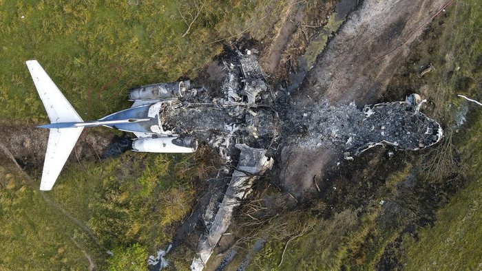 21 Orang Selamat Usai Pesawat Gagal Lepas Landas di AS The remnants of an aircraft, which caught fire soon after a failed take-off attempt at Houston Executive Airport, are seen just north of Morton Road on Tuesday, Oct. 19, 2021, in Brookshire. Texas. (Godofredo A. VΓ‘squez/Houston Chronicle via AP)