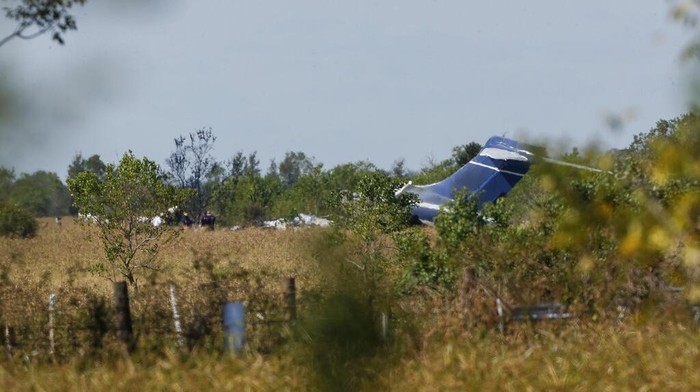 21 Orang Selamat Usai Pesawat Gagal Lepas Landas di AS The remnants of an aircraft, which caught fire soon after a failed take-off attempt at Houston Executive Airport, are seen just north of Morton Road on Tuesday, Oct. 19, 2021, in Brookshire. Texas. (Godofredo A. Vásquez/Houston Chronicle via AP)