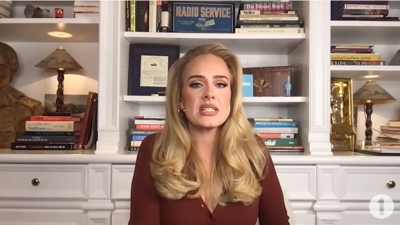 Adele Doyan Makan Keripik Kentang Campur Kecap Inggris