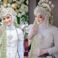 Pedangdut Ridho DA menikah dengan Syifa Aisyah Fauziah pada Minggu (17/10/2021). Paras Syifa disebut mirip dengan Nadya Mustika Rahayu, istri kembaran Ridho yaitu Rizki DA. Ketika akad nikah, keduanya kompak mengenakan kebaya serba putih dan siger Sunda. Foto: Dok. Instagram @nadyamustika & @syifaaef.