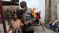 Usia lanjut ternyata tidak menjadikan nenek ini menyerah untuk mendapatkan imunitas tubuhnya.