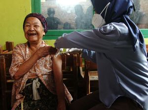 Pemerintah Gencarkan Vaksinasi Door to Door untuk Capai Herd Immunity
