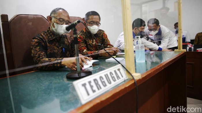 Bambang Widjojanto Hadiri Sidang Gugatan AD/ART Partai Demokrat Pengacara Partai Demokrat (PD) Bambang Widjojanto khawatir gugatan AD/ART PD ke Pengadilan Tata Usaha Negara (PTUN) oleh KLB kubu Moeldoko sebagai upaya mengganggu stabilitas PD dalam proses verifikasi partai politik (parpol). Hal itu disampaikan usai sidang lanjutan gugatan AD/ART Partai Demokrat di PTUN Jakarta, Kamis (21/10/21).