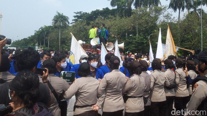 Peserta aksi dari Aliansi BEM SI di sekitaran Patung Kuda Jl Medan Merdeka Barat, tepatnya di depan pintu barat daya Monas, Jakarta Pusat, makin bertambah jumlahnya.