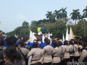 Massa di Patung Kuda Terus Berdatangan, Polisi Pasang Barikade Polwan