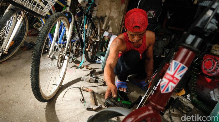 Bisnis Servis-Jual Sepeda Bekas Bertahan di Tengah Pandemi Siti Mutmainah banting setir dari seorang pekerja migran menjadi pelaku bisnis servis dan jual beli sepeda bekas. Usahanya masih bertahan di tengah pandemi COVID-19.