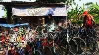 Sepeda yang dijual adalah MTB dan sepeda anak dengan harga berkisar Rp 1 jutaan dan pendapatan harian tidak menentu di tengah pandemi COVID-19.