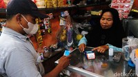 Demi menambah penghasilan, Siti juga seorang agen BRILink dan punya usaha warung.