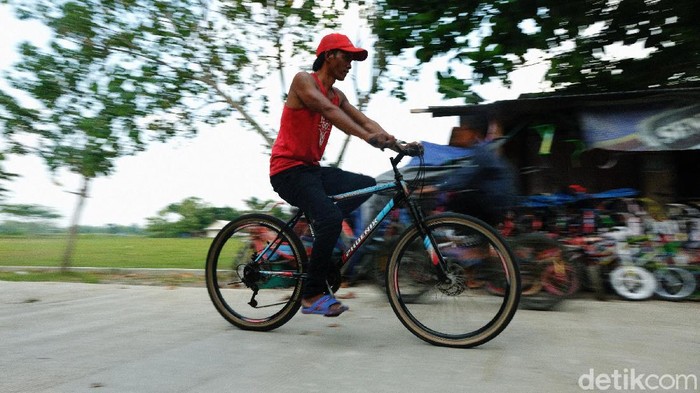 Bisnis Servis-Jual Sepeda Bekas Bertahan di Tengah Pandemi Siti Mutmainah banting setir dari seorang pekerja migran menjadi pelaku bisnis servis dan jual beli sepeda bekas. Usahanya masih bertahan di tengah pandemi COVID-19.