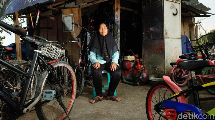 Siti Mutmainah banting setir dari seorang pekerja migran menjadi pelaku bisnis servis dan jual beli sepeda bekas. Usahanya masih bertahan di tengah pandemi COVID-19.