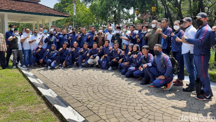 Bupati Bandung Dadang Supriatna sambut atlet PON.