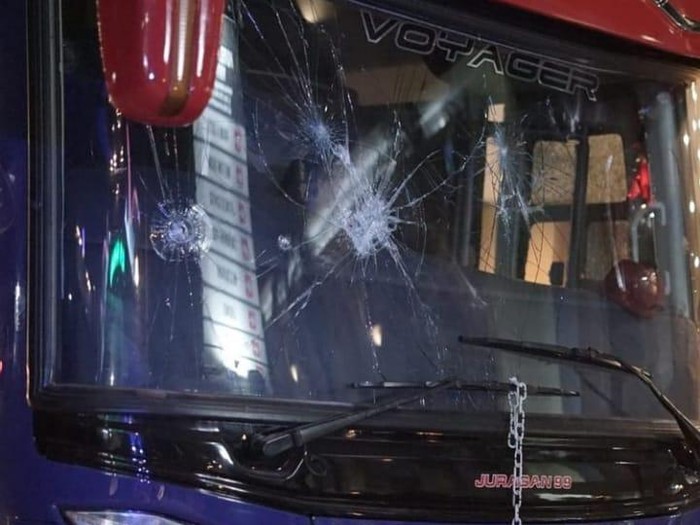 Bus official Arema FC dirusak sejumlah orang di Yogyakarta. Manajemen telah bersurat kepada PSSI terkait insiden tersebut.