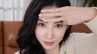 Cecilia Cheung merupakan ibu 3 anak, tapi disebut masih terlihat awet muda. Foto: dok Cecilia Cheung