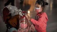 Sejak itu puluhan kasus dikaitkan dengan perjalanan mereka, dengan kontak erat di setidaknya lima provinsi dan wilayah, termasuk ibu kota Beijing.  