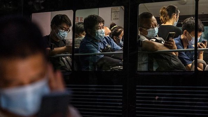 China Kembali Pontang-panting Dihajar Corona Otoritas di China membatalkan ratusan penerbangan, menutup sekolah dan meningkatkan pengujian massal, untuk mengendalikan wabah baru COVID-19 yang berkaitan dengan sekelompok wisatawan.
