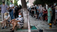 Beberapa daerah termasuk di Lanzhou, yang memiliki empat juta orang penduduk di barat laut China, penduduknya dilarang untuk melakukan perjalanan yang tidak diperlukan.  