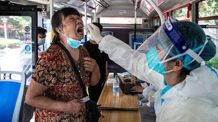 Otoritas di China membatalkan ratusan penerbangan, menutup sekolah dan meningkatkan pengujian massal, untuk mengendalikan wabah baru COVID-19 yang berkaitan dengan sekelompok wisatawan.