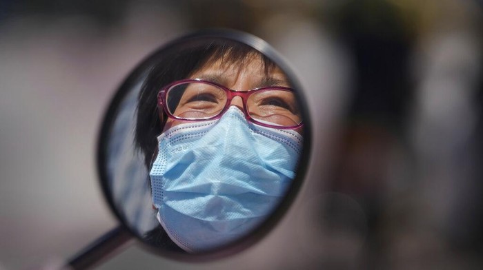 China Kembali Pontang-panting Dihajar Corona Otoritas di China membatalkan ratusan penerbangan, menutup sekolah dan meningkatkan pengujian massal, untuk mengendalikan wabah baru COVID-19 yang berkaitan dengan sekelompok wisatawan.