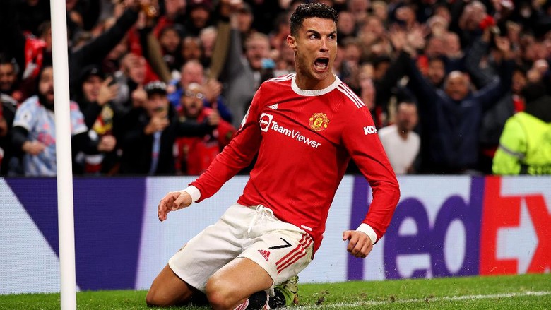 cristiano ronaldo manchester united mu vs atalanta man united vs atalanta manchester united vs atalanta liga champions MANCHESTER, ENGLAND - OCTOBER 20: Cristiano Ronaldo of Manchester United celebrates after scoring their sides third goal during the UEFA Champions League group F match between Manchester United and Atalanta at Old Trafford on October 20, 2021 in Manchester, England. (Photo by Naomi Baker/Getty Images)