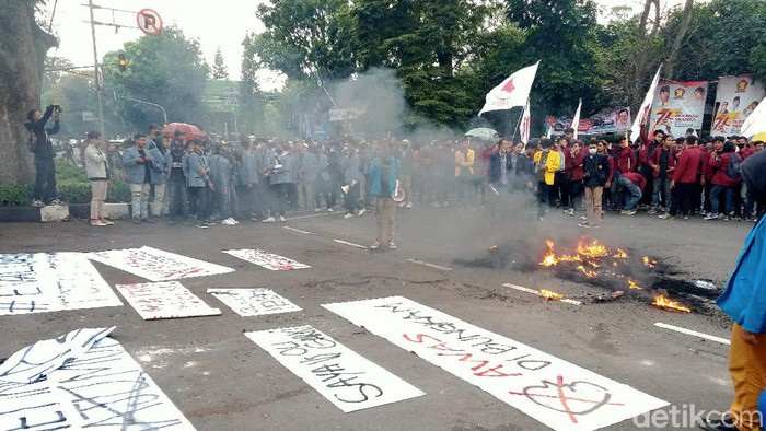 Demo mahasiswa depan DPRD Jabar.