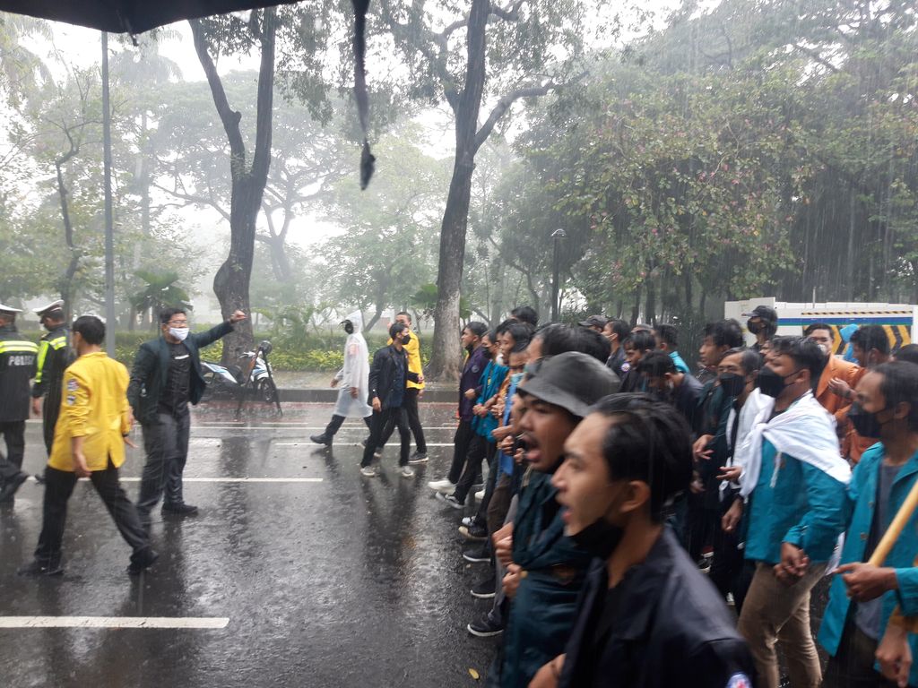Diguyur Hujan, BEM SI tetap longmarch ke Istana