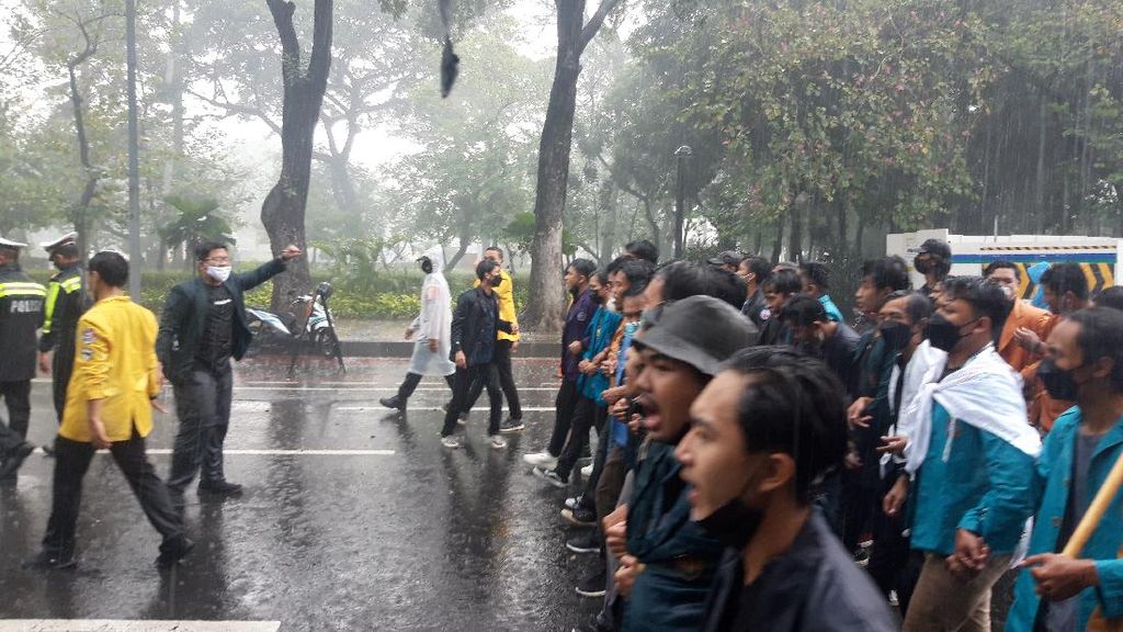 Diguyur Hujan Deras, Massa BEM SI Tetap Long March Menuju Istana