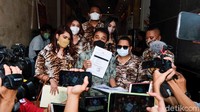Dia turut didampingi tim kuasa hukumnya yang menggunakan kemeja bermotif loreng harimau.