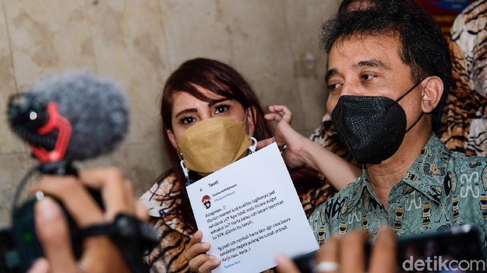 Eks Menpora Roy Suryo diperiksa sebagai saksi pelapor atas dugaan pencemaran nama baik. Roy Suryo turut memamerkan bukti cuitan Ferdinand Hutahaean.