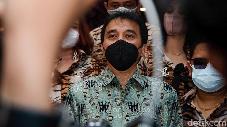 Diperiksa Polisi, Roy Suryo Pamer Cuitan Ferdinand Hutahaean Eks Menpora Roy Suryo diperiksa sebagai saksi pelapor atas dugaan pencemaran nama baik. Roy Suryo turut memamerkan bukti cuitan Ferdinand Hutahaean.
