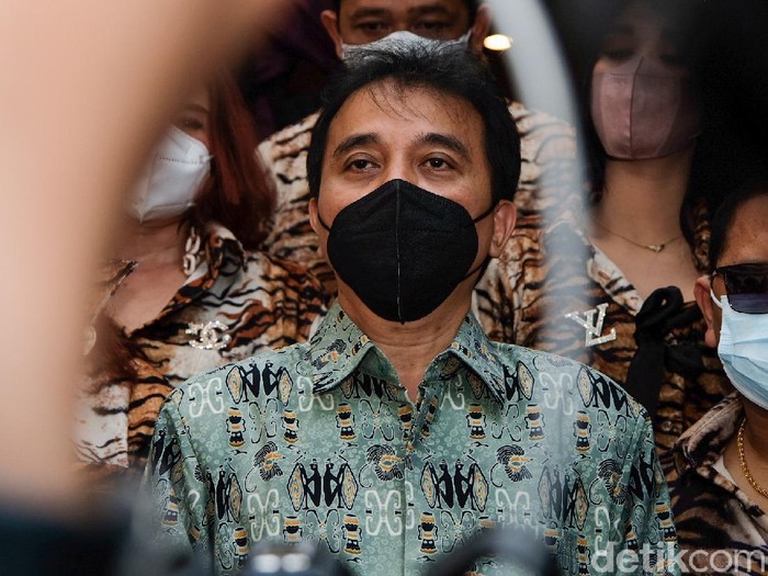 Eks Menpora Roy Suryo diperiksa sebagai saksi pelapor atas dugaan pencemaran nama baik. Roy Suryo turut memamerkan bukti cuitan Ferdinand Hutahaean.