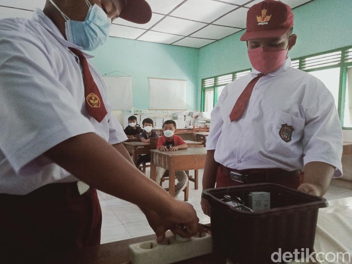 Dua siswa SDN 2 Butuhan menunjukkan alat Mesin Ozon Generator penangkan COVID-19