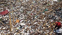 Warga mengeluhkan tumpukan sampah yang semakin banyak terbawa air hujan dan tak kunjung dibersihkan.