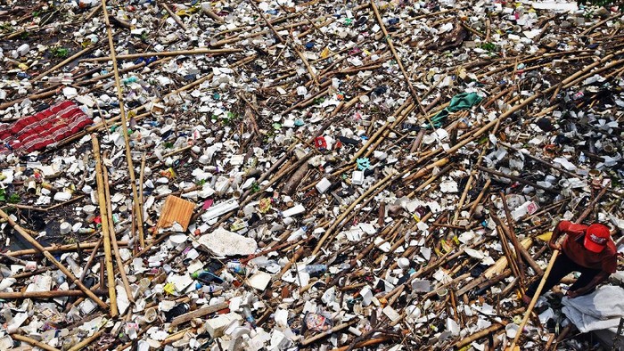 Pemulung mengais barang bekas dari tumpukan sampah di muara Sungai Cibanten, di Kasemen, Serang, Banten, Kamis (21/10/2021). Warga mengeluhkan tumpukan sampah yang semakin banyak terbawa air hujan dan tak kunjung dibersihkan karena berpotensi menimbulkan banjir dan mengeluarkan bau busuk. ANTARA FOTO/Asep Fathulrahman/foc.