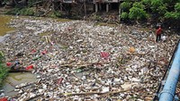Sampah yang menumpuk mulai dari styrofoam, plastik hingga batang bambu. 