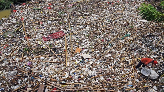 Pemulung mengais barang bekas dari tumpukan sampah di muara Sungai Cibanten, di Kasemen, Serang, Banten, Kamis (21/10/2021). Warga mengeluhkan tumpukan sampah yang semakin banyak terbawa air hujan dan tak kunjung dibersihkan karena berpotensi menimbulkan banjir dan mengeluarkan bau busuk. ANTARA FOTO/Asep Fathulrahman/foc.
