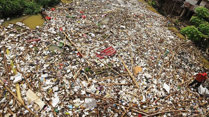 Duh... Sungai Cibanten Serang Dipenuhi Sampah Pemulung mengais barang bekas dari tumpukan sampah di muara Sungai Cibanten, di Kasemen, Serang, Banten, Kamis (21/10/2021). Warga mengeluhkan tumpukan sampah yang semakin banyak terbawa air hujan dan tak kunjung dibersihkan karena berpotensi menimbulkan banjir dan mengeluarkan bau busuk. ANTARA FOTO/Asep Fathulrahman/foc.
