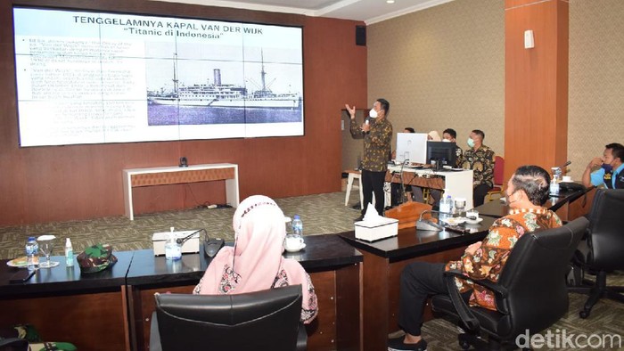 Ada banyak benda bersejarah di bangkai Kapal van der Wijck. Arkeolog BPCB Jatim Wicaksono Dwi Nugroho mengatakan, tidak ada warga yang berani menjarah karena dianggap keramat.